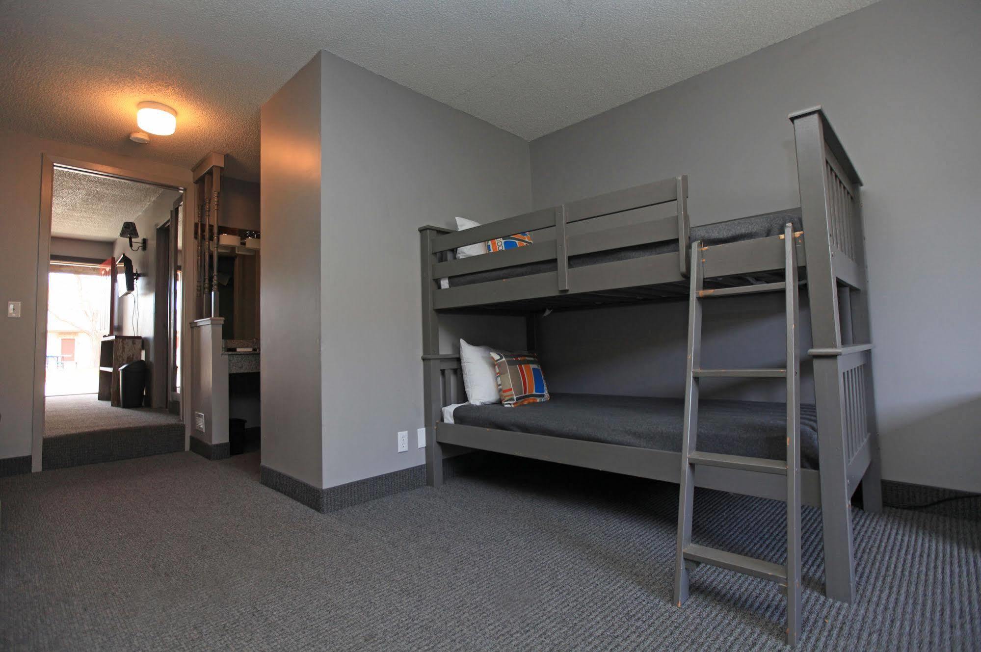 Vintage Block Inn & Suites オカボジ エクステリア 写真